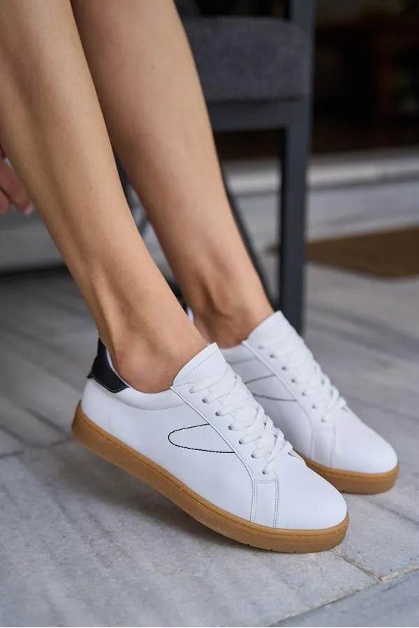 Baskets rétro à semelles détaillées blanches et noires