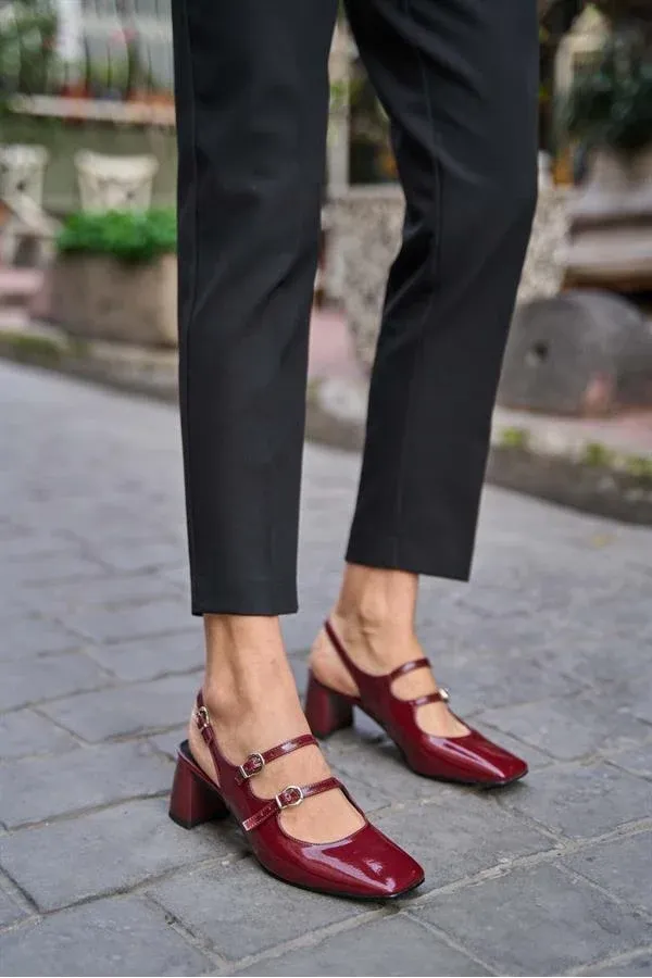 Chaussures à talons ouverts et à bande détaillée en cuir verni bordeaux