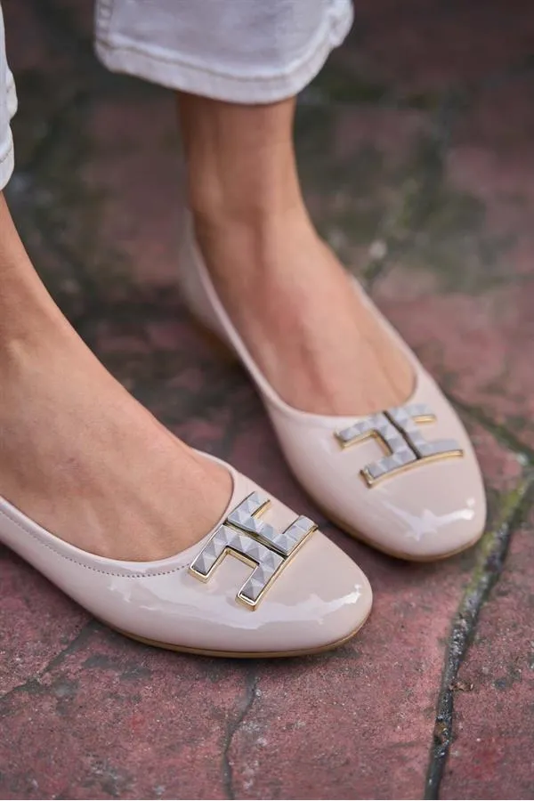 Ballerines à semelle plate et boucle en cuir verni beige