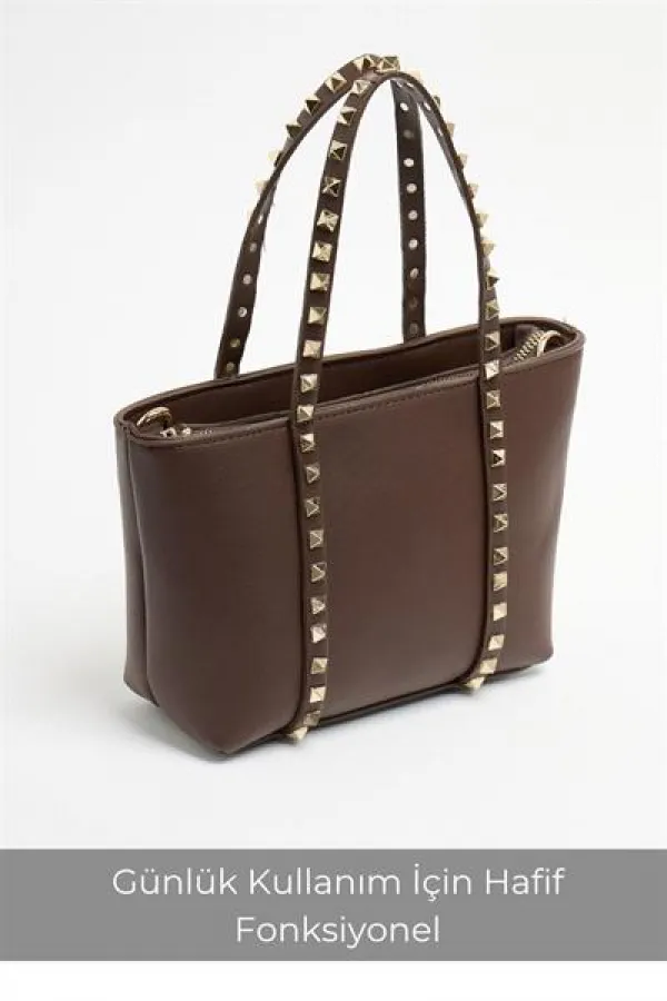 Sac à main et à bandoulière en cuir synthétique marron pour femme, petit format, avec boucle et détails cloutés Sac à main et à bandoulière en cuir synthétique marron pour femme, petit format, avec boucle et détails cloutés