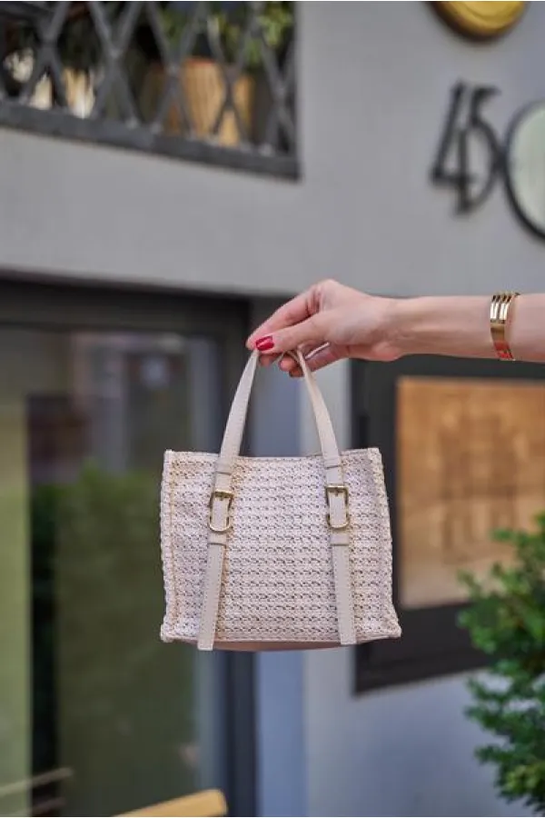 Sac à main et à bandoulière en osier avec boucle détaillée, couleur crème Sac à main et à bandoulière en osier avec boucle détaillée, couleur crème