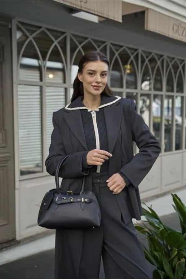 Sac à main et sac à bandoulière rétro noir avec accessoires dorés