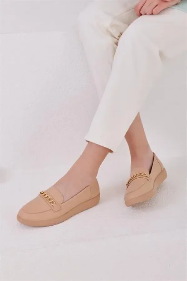 Ballerines beiges avec détails en chaîne