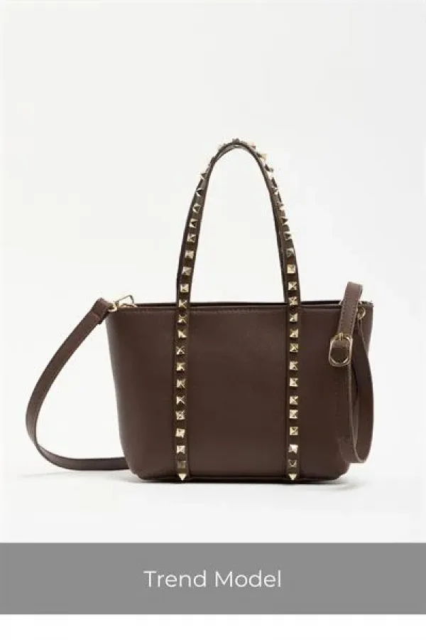 Sac à main et à bandoulière en cuir synthétique marron pour femme, petit format, avec boucle et détails cloutés Sac à main et à bandoulière en cuir synthétique marron pour femme, petit format, avec boucle et détails cloutés