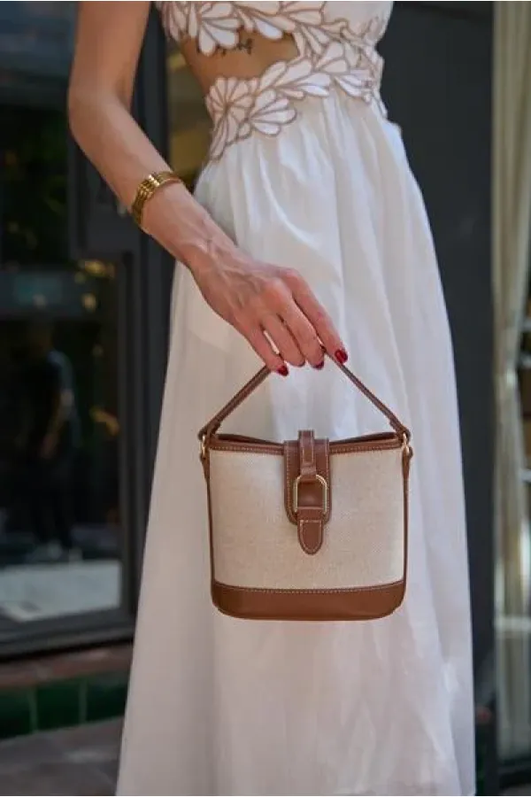 Sac à main et bandoulière à boucle au design moderne en toile beige