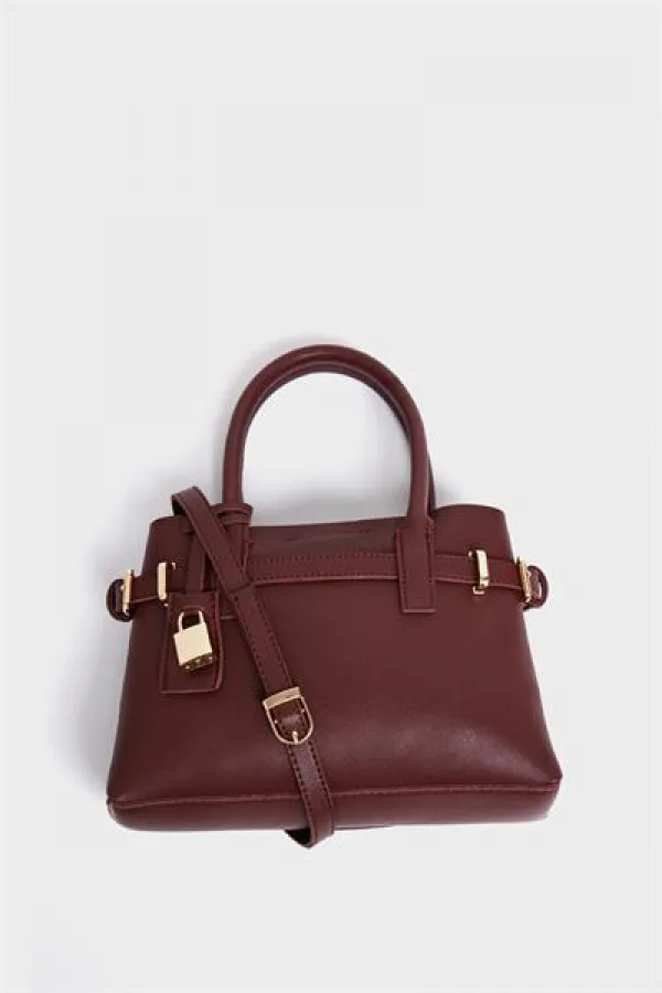 Mini sac à main et à bandoulière détaillé avec cadenas rouge bordeaux