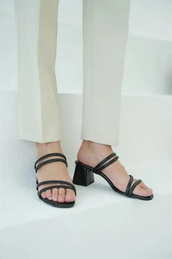 Chaussons à talons à double bride noirs