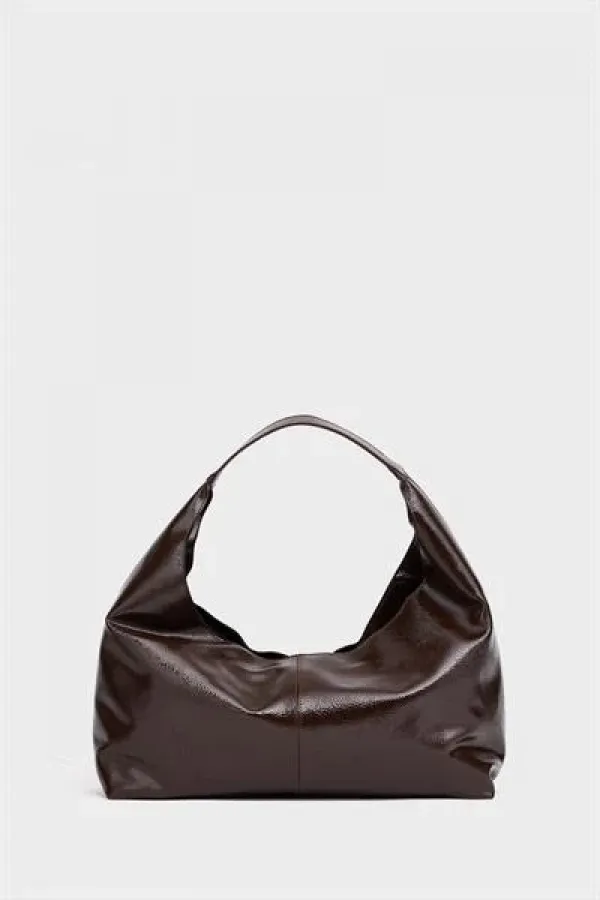 Sac à main et bandoulière en cuir verni brillant, cuir verni marron