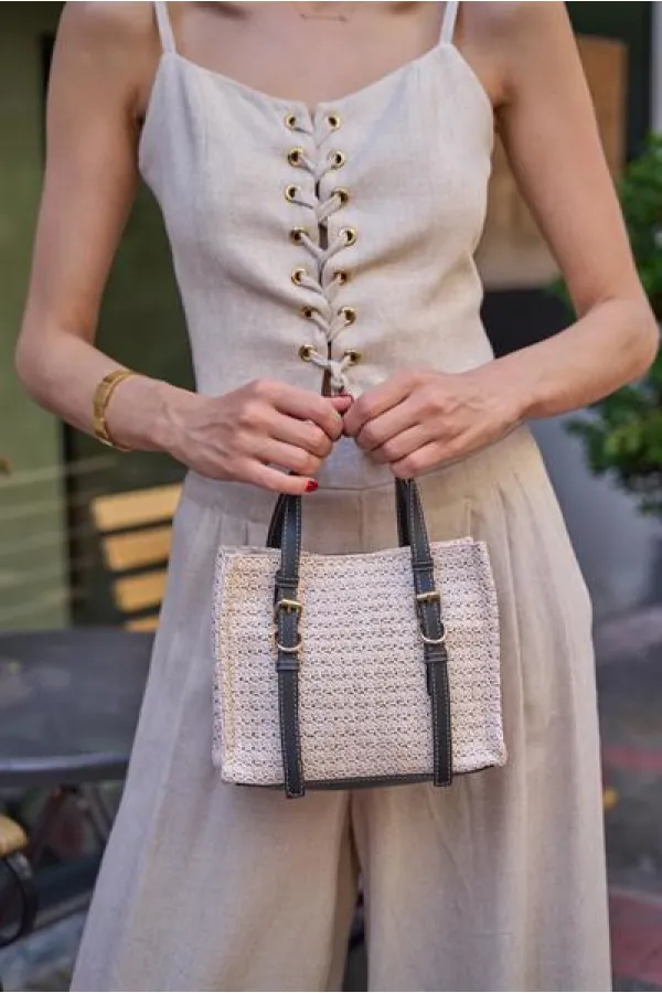 Sac à main et à bandoulière avec boucle et détails en osier, crème-noir Sac à main et à bandoulière avec boucle et détails en osier, crème-noir