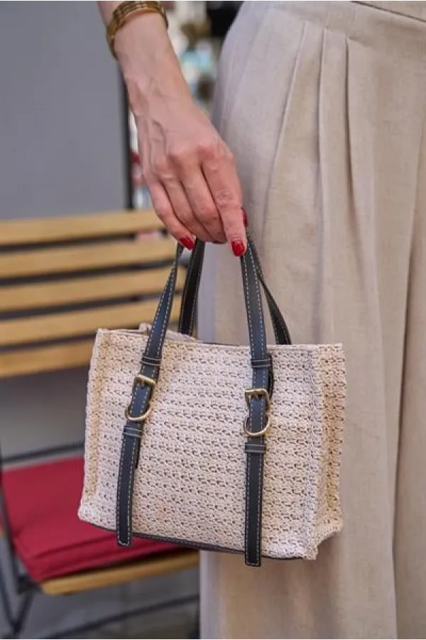 Sac à main et à bandoulière avec boucle et détails en osier, crème-noir Sac à main et à bandoulière avec boucle et détails en osier, crème-noir