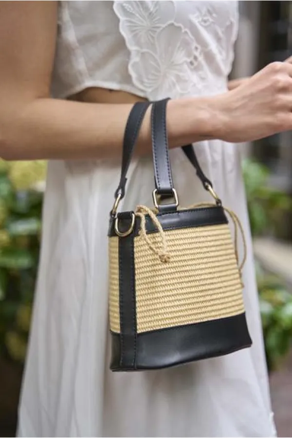 Sac seau à main et à bandoulière de style bohème en paille noire