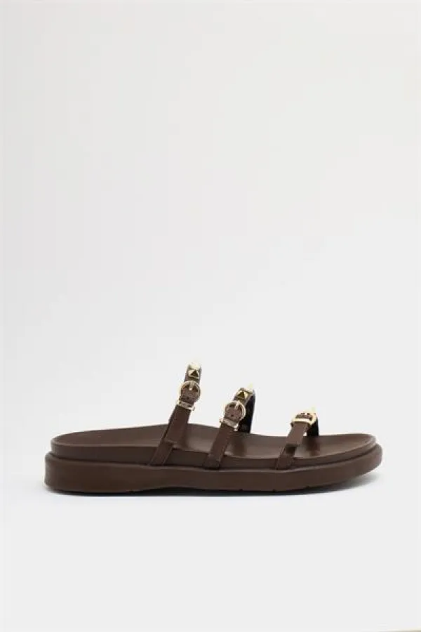 Chaussons tendance marron avec détails clous dorés Chaussons tendance marron avec détails clous dorés