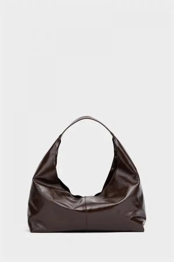 Sac à main et bandoulière en cuir verni brillant, cuir verni marron