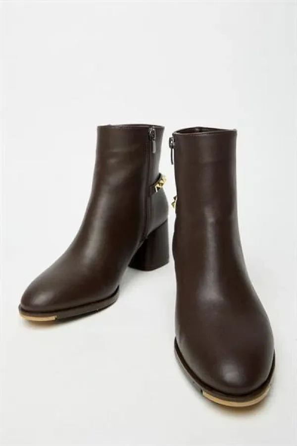 Bottes modernes à talons blocs avec clous dorés marron - Élégantes Bottes modernes à talons blocs avec clous dorés marron - Élégantes