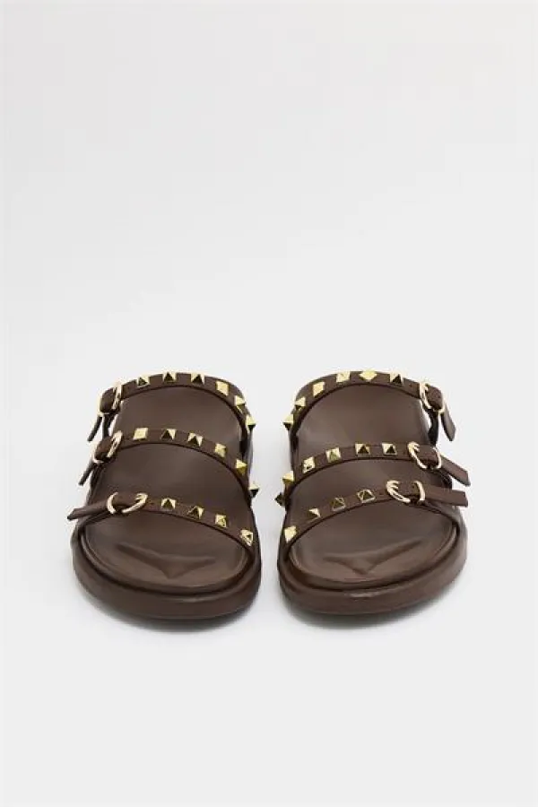 Chaussons tendance marron avec détails clous dorés Chaussons tendance marron avec détails clous dorés