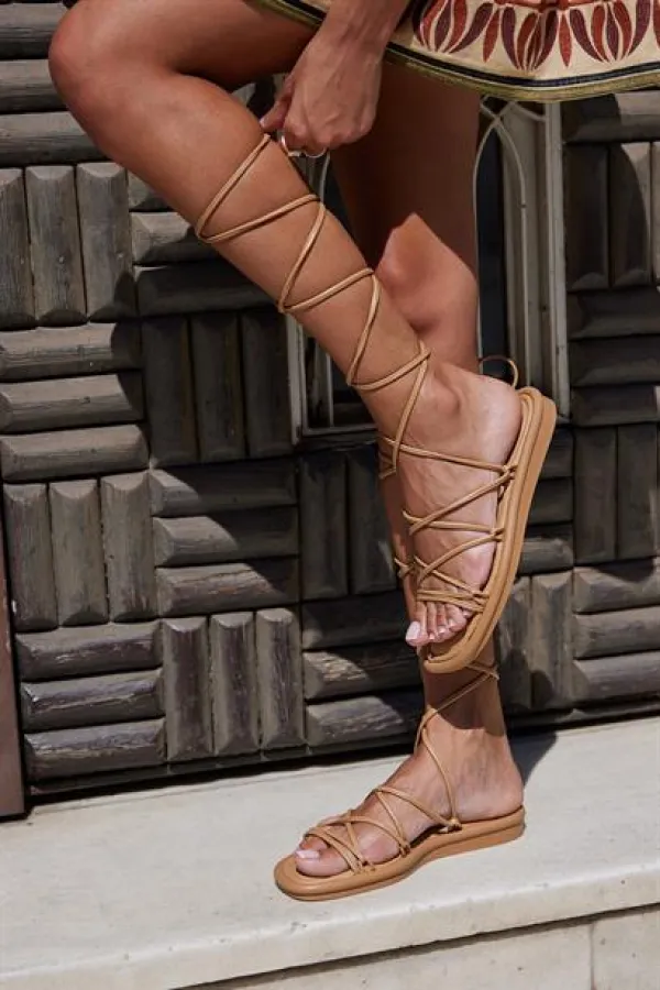 Sandales bouffantes à lacets enveloppées en vison