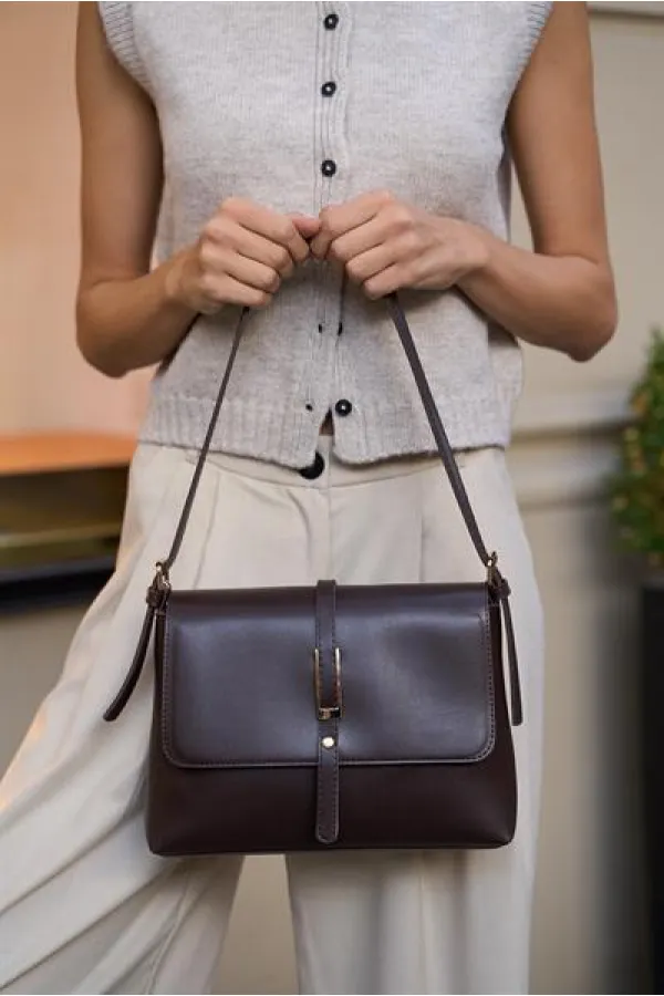 Sac à main et bandoulière marron avec boucle dorée Merry Sac à main et bandoulière marron avec boucle dorée Merry