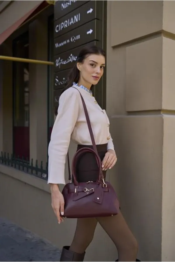 Sac rétro avec accessoires dorés, sac à main et sac bandoulière, bordeaux