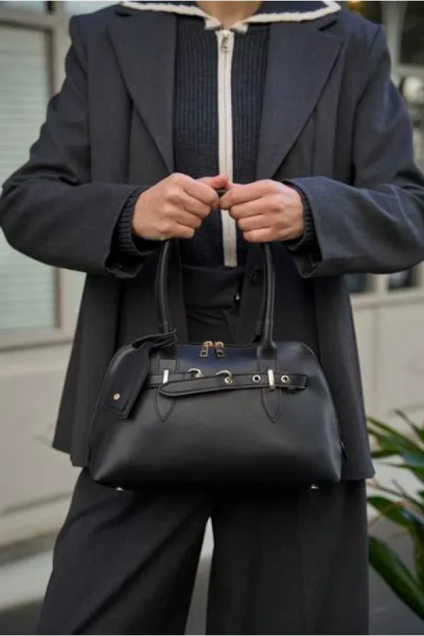 Sac à main et sac à bandoulière rétro noir avec accessoires dorés