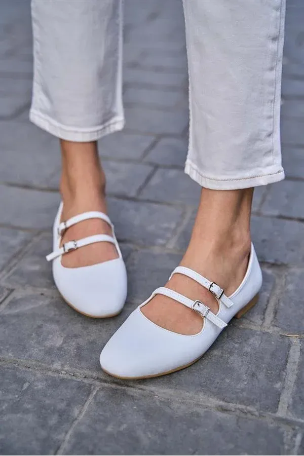 Ballerine blanche à double ceinture Ballerine blanche à double ceinture