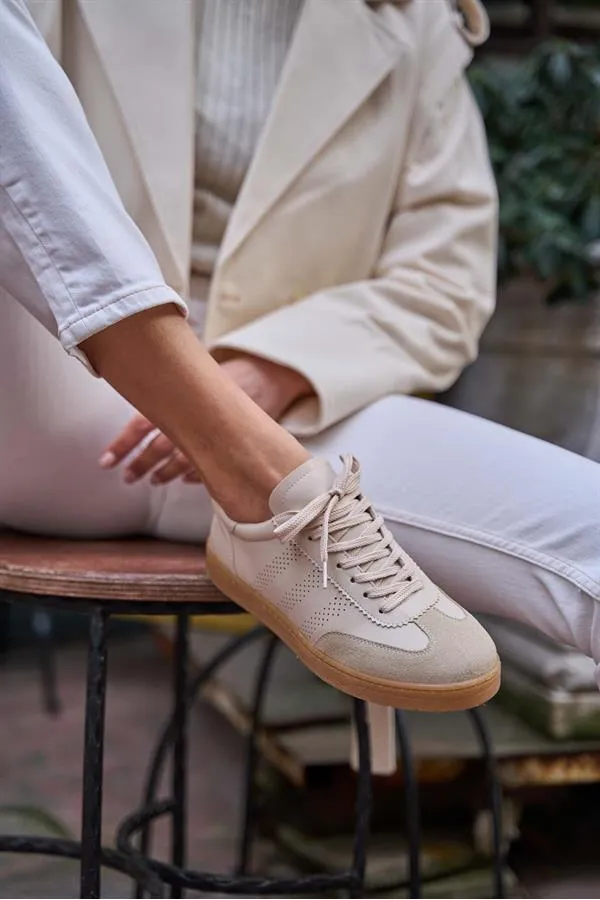 Baskets beiges avec détail logo