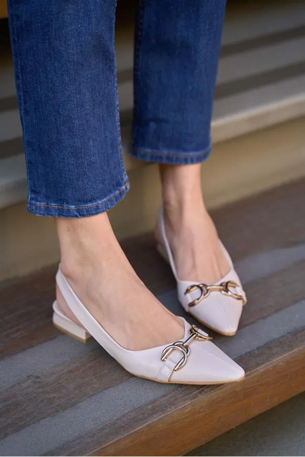 Ballerine beige avec détail accessoire Ballerine beige avec détail accessoire