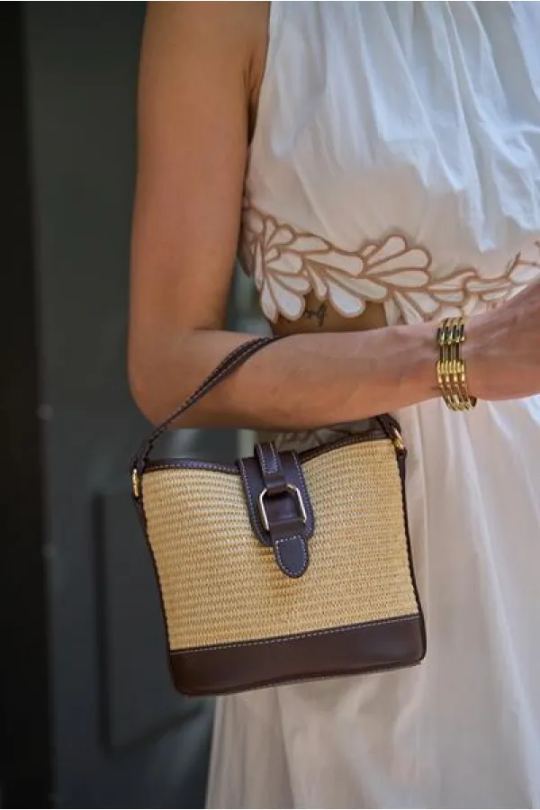 Sac à main et à bandoulière à boucle au design moderne en paille marron