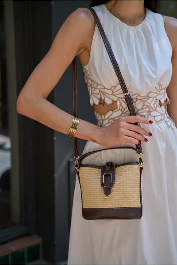 Sac à main et à bandoulière à boucle au design moderne en paille marron