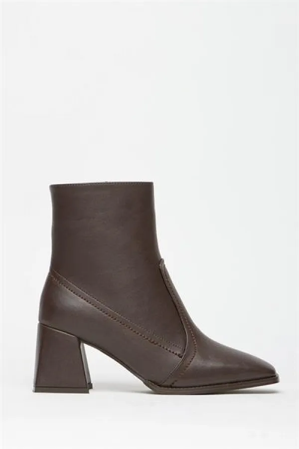 Bottes et bottines à talons plats marron pour femme – Fermeture éclair, style décontracté et élégant Bottes et bottines à talons plats marron pour femme – Fermeture éclair, style décontracté et élégant