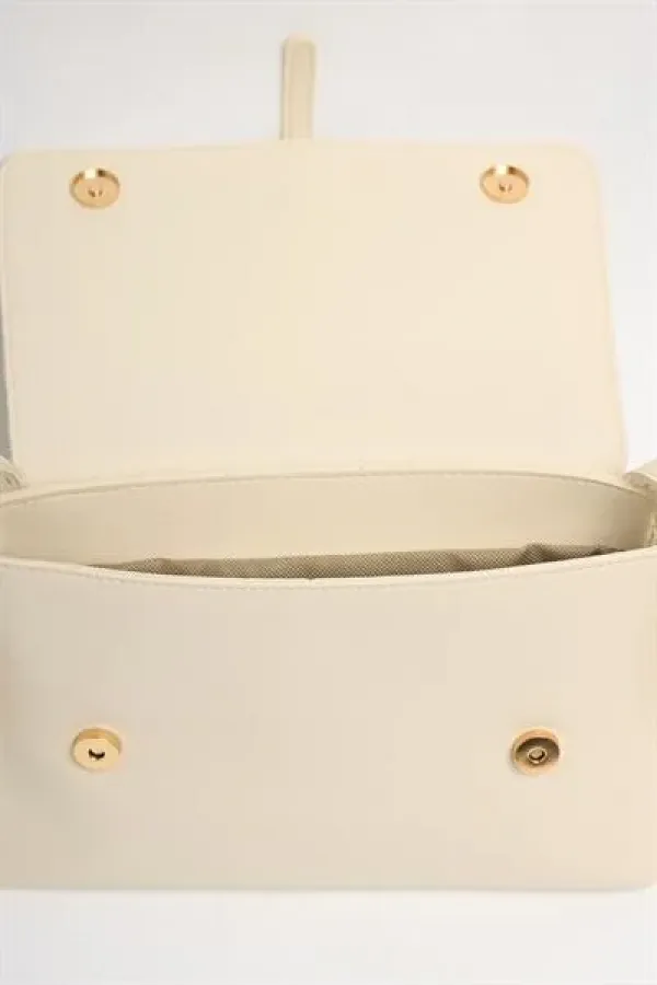 Sac à main et bandoulière crème avec boucle dorée détaillée Sac à main et bandoulière crème avec boucle dorée détaillée