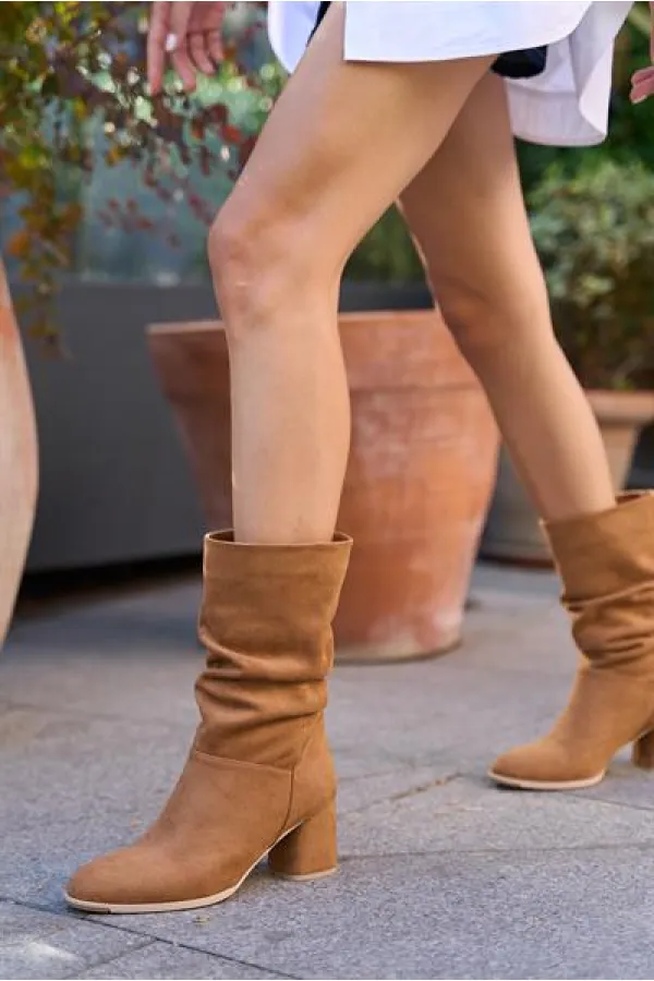 Bottes à talons hauts pour femme avec détails froncés en daim beige