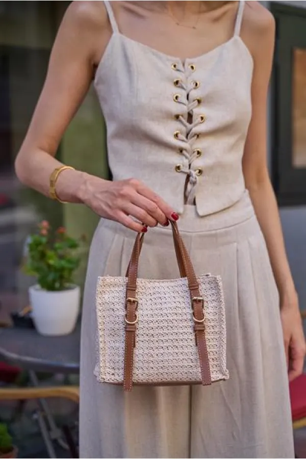 Sac à main et à bandoulière avec boucle et détails en osier, couleur crème