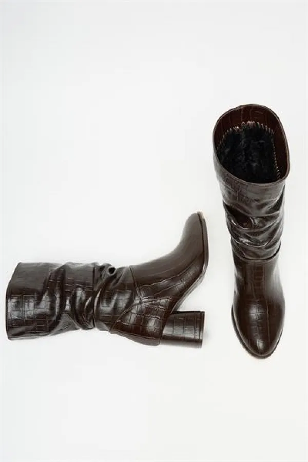 Bottes à talons en crocodile marron pour femme avec détails froncés