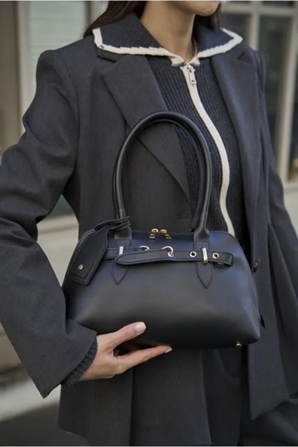 Sac à main et sac à bandoulière rétro noir avec accessoires dorés
