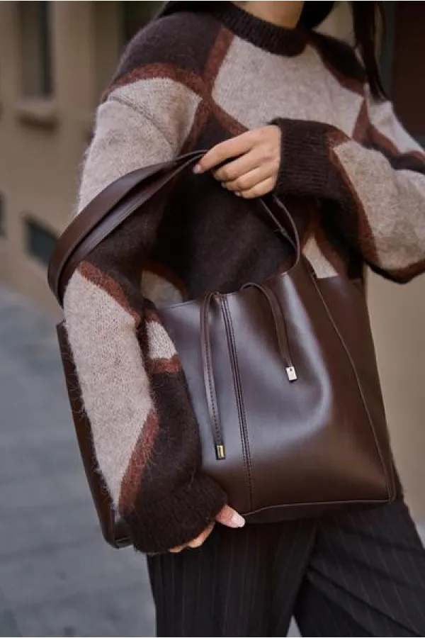 Sac à main et à bandoulière en daim souple avec détails en dentelle marron