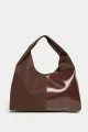 Contraste entre daim marron et cuir verni