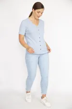 Kadın Mavi Büyük Beden V Yaka Ön Süs Düğmeli Kaşkorse Kumaş Kısa Kollu Bluz