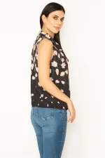 KADIN SİYAH DEGAJE YAKA ETEK UCU LASTİKLİ KOLSUZ ÇİÇEK DESENLİ BLUZ