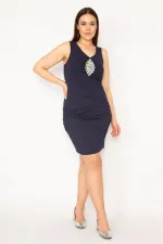 ROBE FEMME BLEU MARINE BRODÉE DE PIERRES AVEC DÉTAILS DE CHEMISE SUR LE CÔTÉ