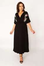 Kadın Siyah Anvelop Yakalı Beli Lastik Ve Nakış Detaylı Elbise 65N33976