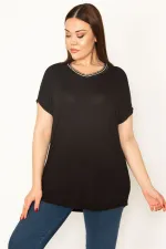 KADIN SİYAH YAKASI DANTEL VE TAŞ DETAYLI VİSKON BLUZ