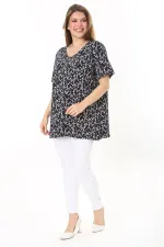 Kadın Büyük Beden Lacivert V Yakalı Çiçek Desenli Kısa Kol Bluz 65N37900