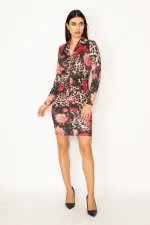 KADIN RENKLİ V YAKALI ÖN ORTA VE YAKASI BÜZGÜ DETAYLI UZUN KOLLU RENKLİ ELBİSE