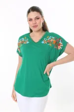 Kadın Büyük Beden Beyaz Nakış Detaylı Yaka Ve Kol Ağzı Kopenaki Dantelli V Yakalı Bluz 65N37676