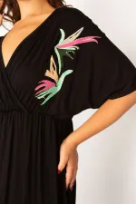 Kadın Siyah Anvelop Yakalı Beli Lastik Ve Nakış Detaylı Elbise 65N33976