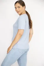 Kadın Mavi Büyük Beden V Yaka Ön Süs Düğmeli Kaşkorse Kumaş Kısa Kollu Bluz