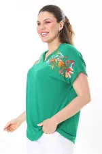 Kadın Büyük Beden Beyaz Nakış Detaylı Yaka Ve Kol Ağzı Kopenaki Dantelli V Yakalı Bluz 65N37676