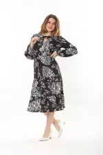 Kadın Büyük Beden Siyah Yaka Bağcık Ve Kol Ağzı Lastik Detaylı Katlı Uzun Elbise 65N37561