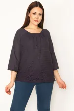 KADIN LACİVERT ÖNÜ ASTARLI DELİKİŞ NAKIŞLI KAPRİ KOLLU VUAL BLUZ