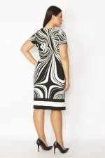 Kadın Siyah V Yakalı Önü Bağcık Detaylı Desenli Elbise 65N29396